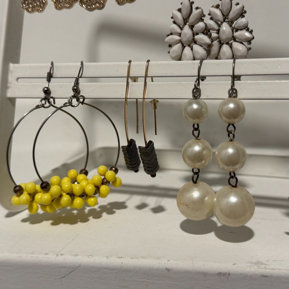 Lot of 11 pairs of SUPER Cute earrings - Picture 6 of 6